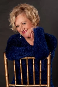 Retrato - Fotografía de estudio - actriz - pilar guerra -fondo gris - sentada - Alberto Ventura Studio