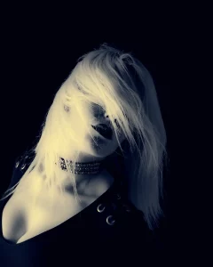 Retrato - Fotografía de estudio - maialen fondo negro - duotono - Alberto Ventura Studio